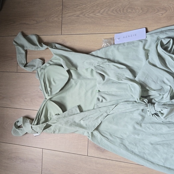 Elegant Green Evening Gown - Picture 6 of 13